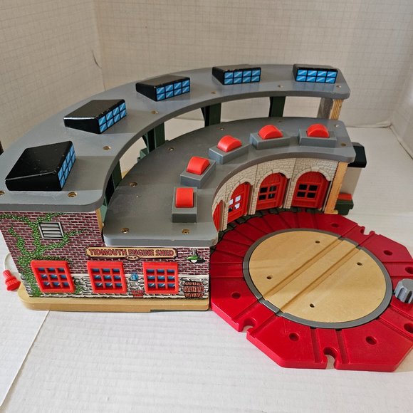 Thomas Wooden Train Set Roundhouse Roundabout Station Crovans Gate Shed w Sounds - Picture 3 of 14